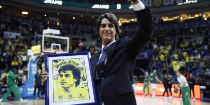 Fenerbahçe Beko, İbrahim Kutluay'ın formasını salona astı