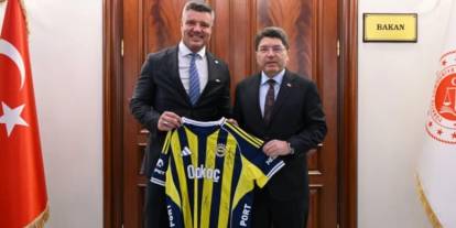 Adalet Bakanı'na Mert Hakan imzalı forma verildi: Fenerbahçe "standart prosedür" dedi