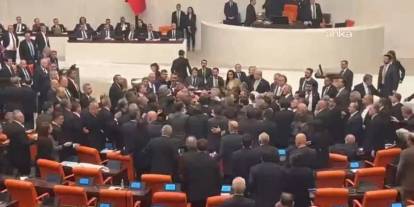 2026 bütçesi kabul edildi, Meclis'te kavga çıktı! Oturuma ara verildi