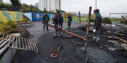Beylikdüzü’nde parklara saldırı: Çocuk oyun grubunu yaktılar