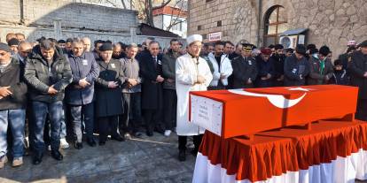 Uzman Çavuş Taner Arı uğurlanırken babanın giydiği terlik dikkat çekti! Şehit babası için valilik açıklama yaptı