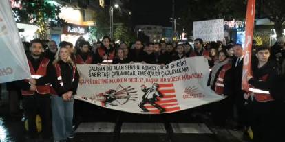 CHP'li gençler, Kadıköy’de asgari ücreti protesto etti: "Genel grev, genel direniş!"