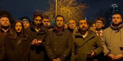 CHP’li gençler, tutuklanan arkadaşları için adliye önünden seslendi: 'Bütün siyasi tutsaklarımızı alacağız'