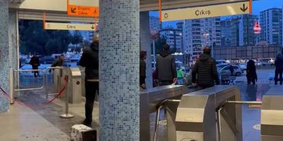 Metro turnikeleri önünde gerginlik: Güvenlik görevlileri ve vatandaşlara taşlı saldırı!
