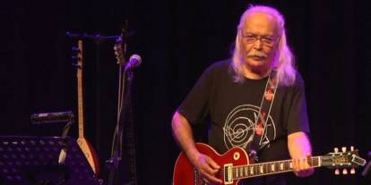 Cahit Berkay trafik kazası geçirdi: Otomobiliyle restorana girdi