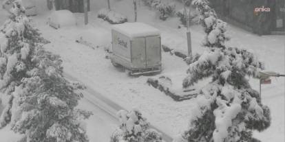 Diyarbakır’da kar hayatı felç etti: Araçlar kara gömüldü, uçuşlar iptal oldu