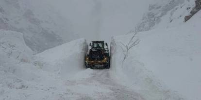 Hakkari'de çığ düştü: Sürücüler mahsur kaldı