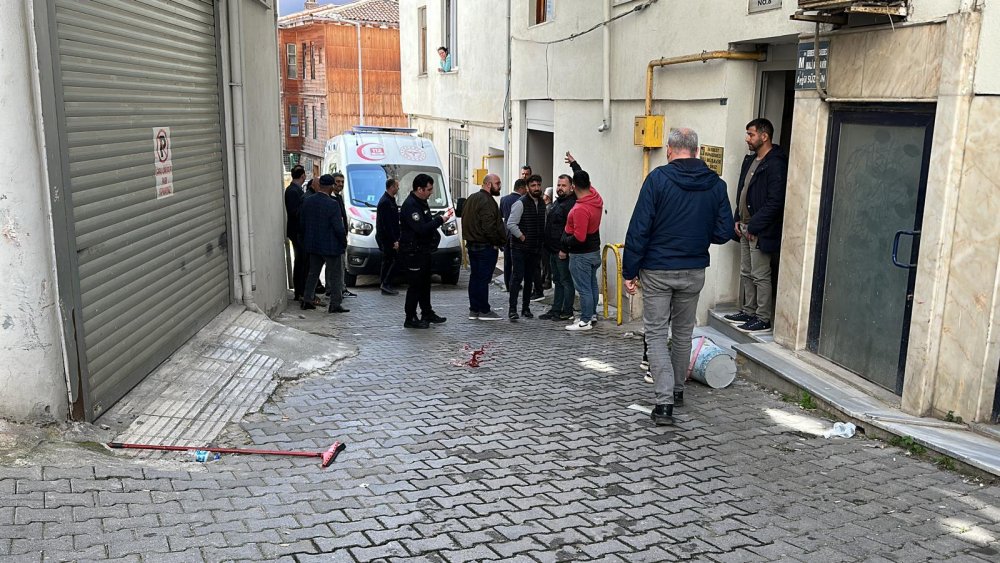 Temizlik için çıktığı çatıdan düşüp hayatını kaybetti