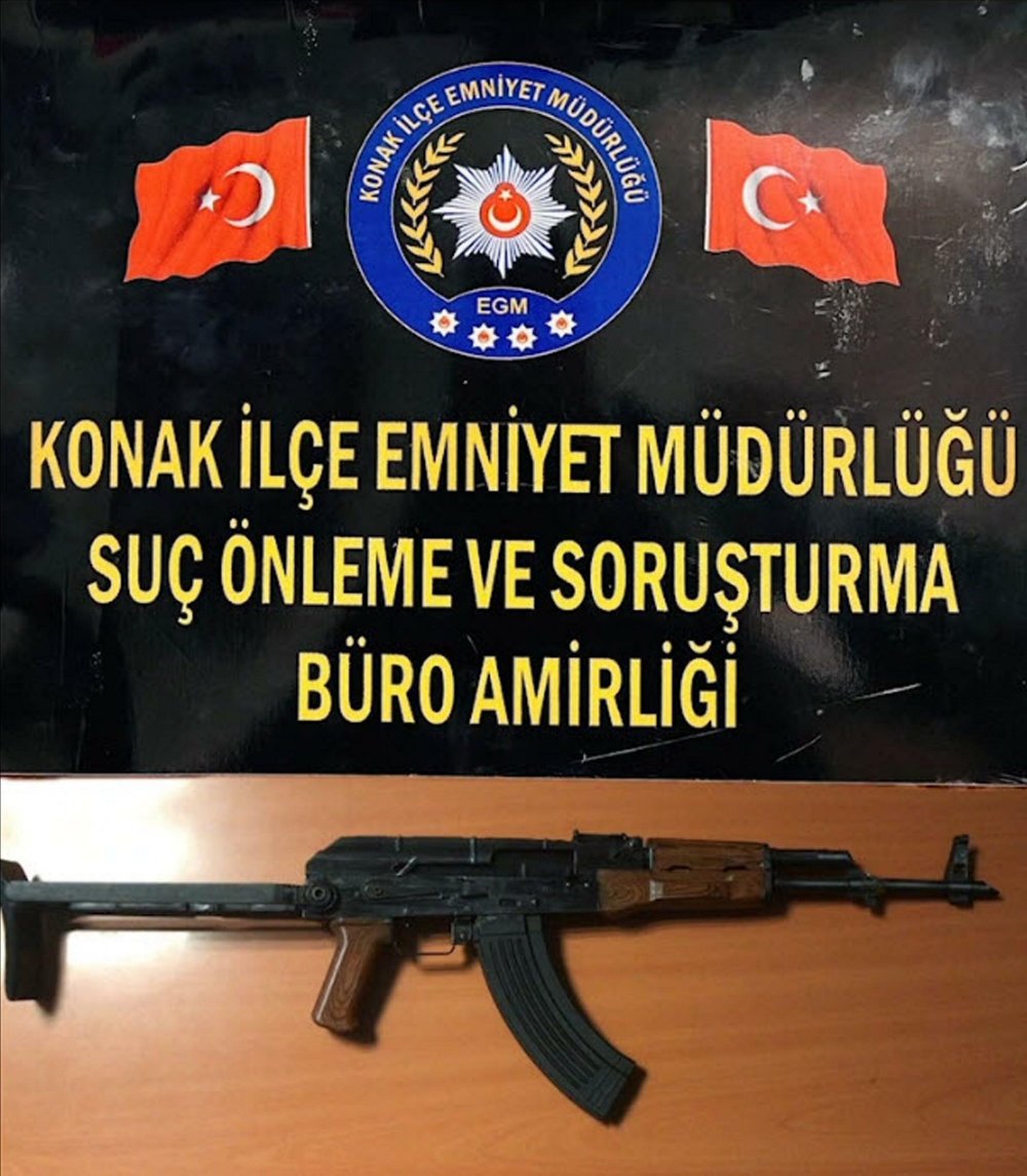 İzmir'de oyuncak kalaşnikof ile hırsızlık