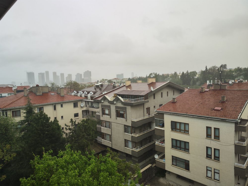 Ankara'da fırtına ve sağanak hayatı olumsuz etkiledi