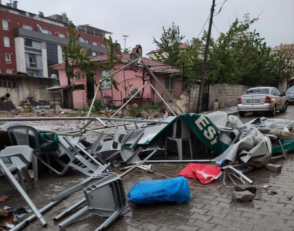 Denizli'de fırtına: Çatılar uçtu, otomobillerde hasar oluştu