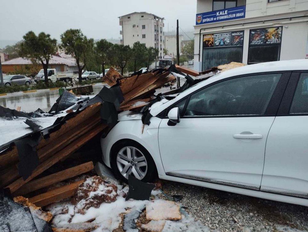 Denizli'de fırtına: Çatılar uçtu, otomobillerde hasar oluştu