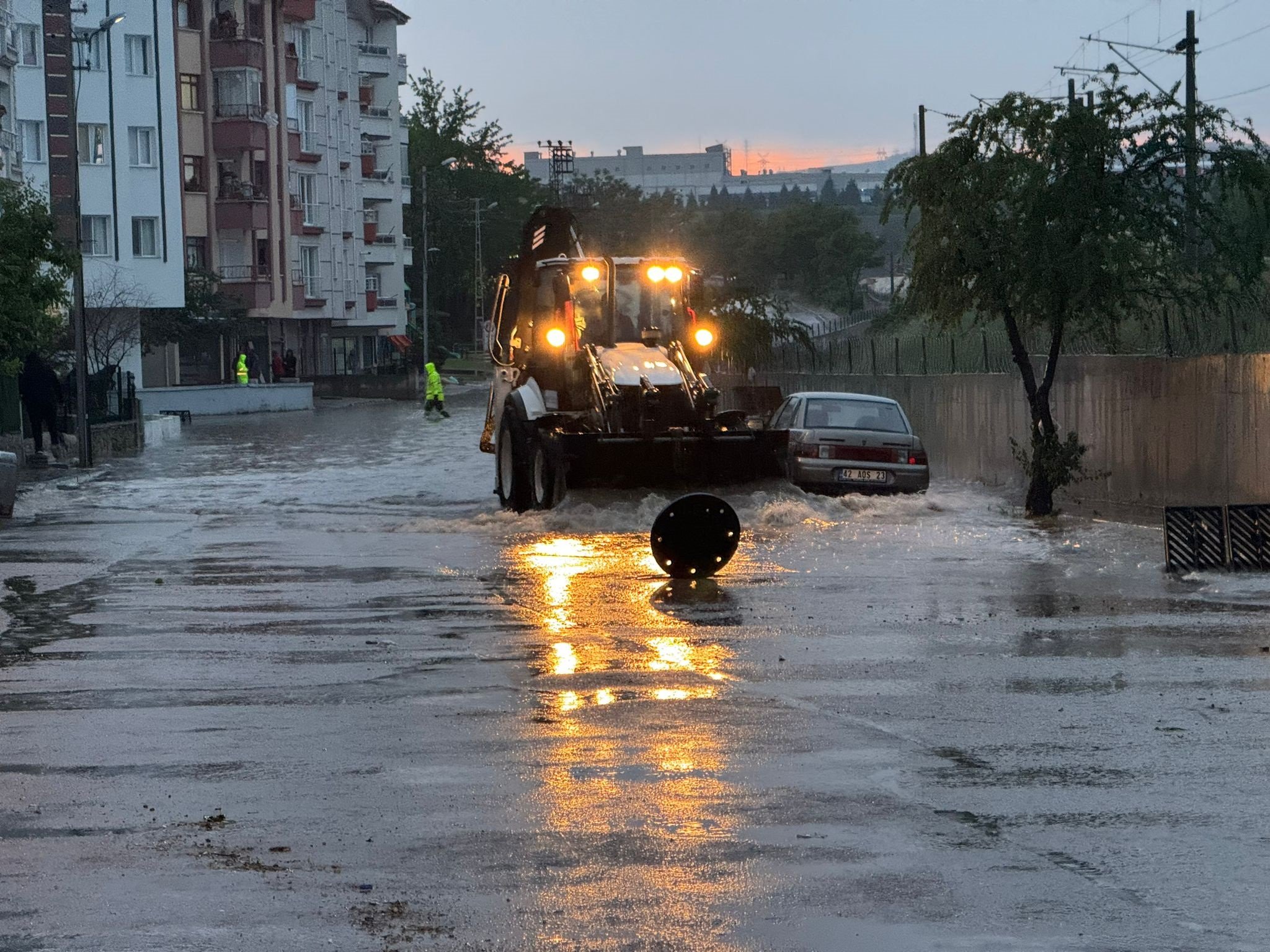 ankarada-siddetli-yagis-yollar-coktu-47956-1.jpg