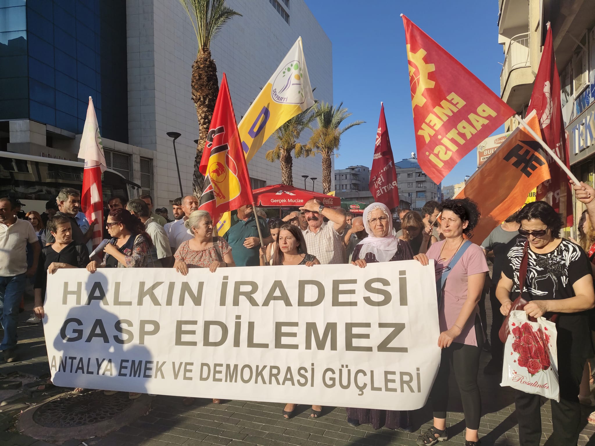 hakkariye-atanan-kayyumu-protesto-etmek-isteyen-antalya-emek-ve-demokrasi-guclerine-polis-saldirisi-gozaltilar-var-1.jpg