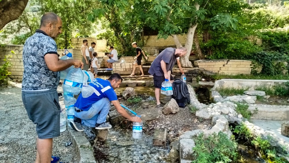 Belediye suyun bakterili olduğu belirtip alanı kapadı, halk inanmadı içmeye devam etti!