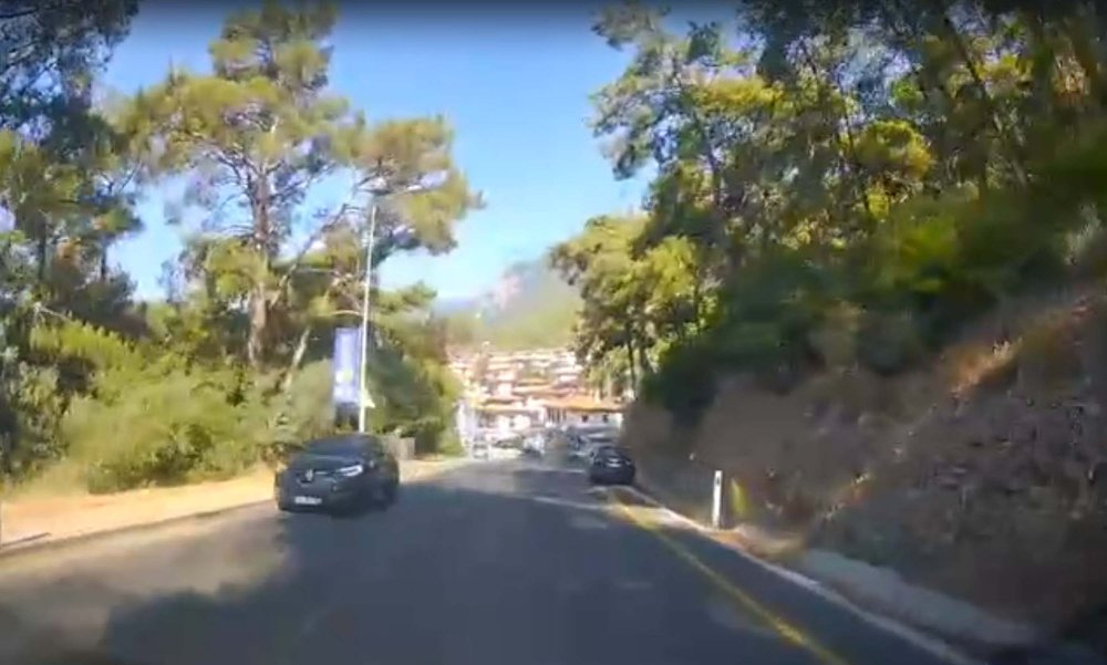 Muğla'da tur otobüsü park halindeki araçlara çarptı: 1 çocuk öldü, 33 yaralı