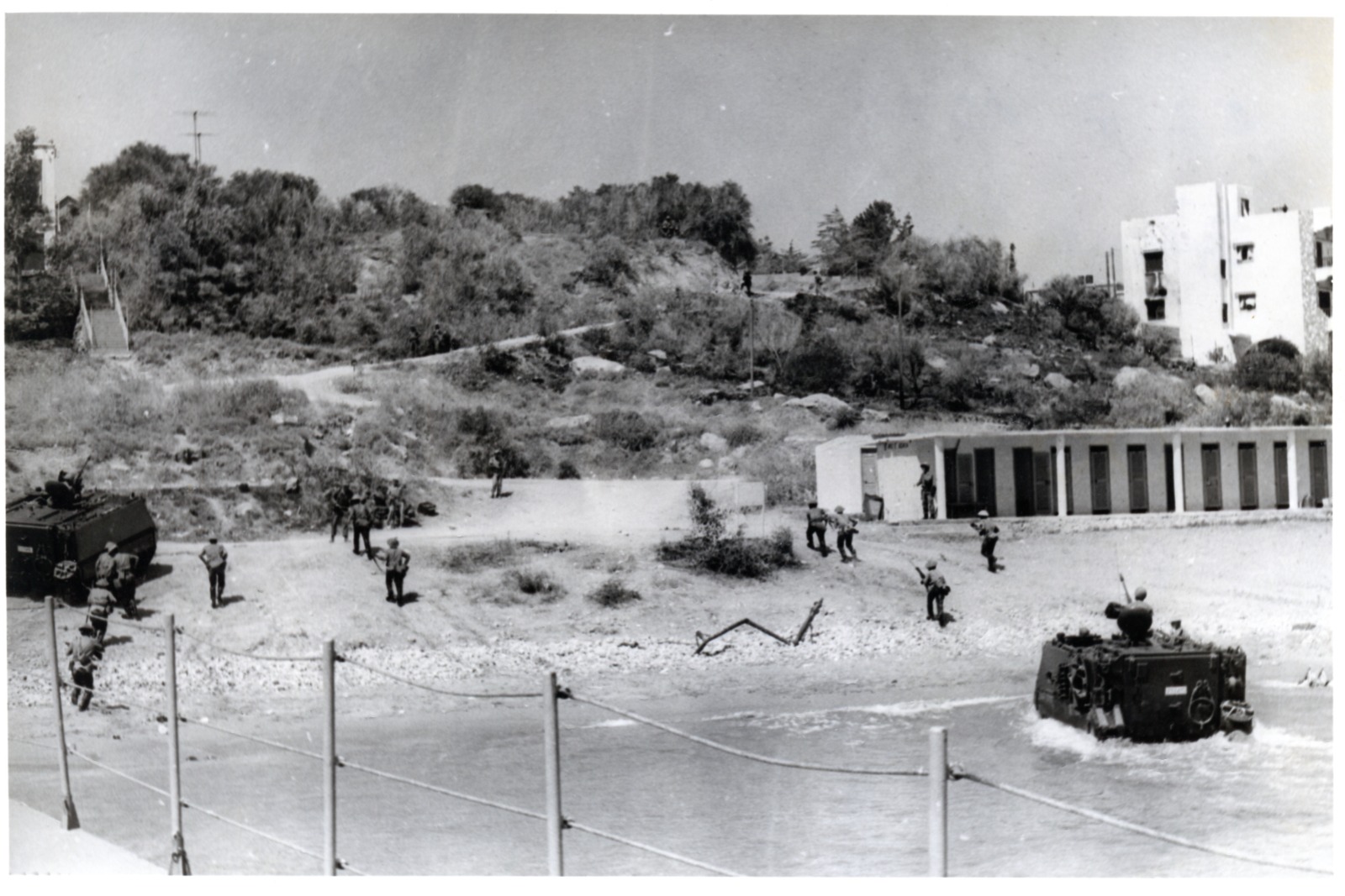 20-temmuz-1974-sabahi-adaya-ilk-cikan-dalganin-gorsel-kaydi-neredeyse-hic-yoktur-bu-fotograf-22-temmuz-1974-gunu-cikarma-plajina-varan-ikinci-dalgadaki-birlikleri-gostermektedir.jpeg