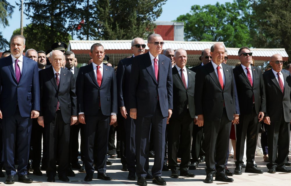 Cumhurbaşkanı Erdoğan, Lefkoşa Atatürk Anıtı’na çelenk bıraktı: Anıt Özel Defteri'ni imzala