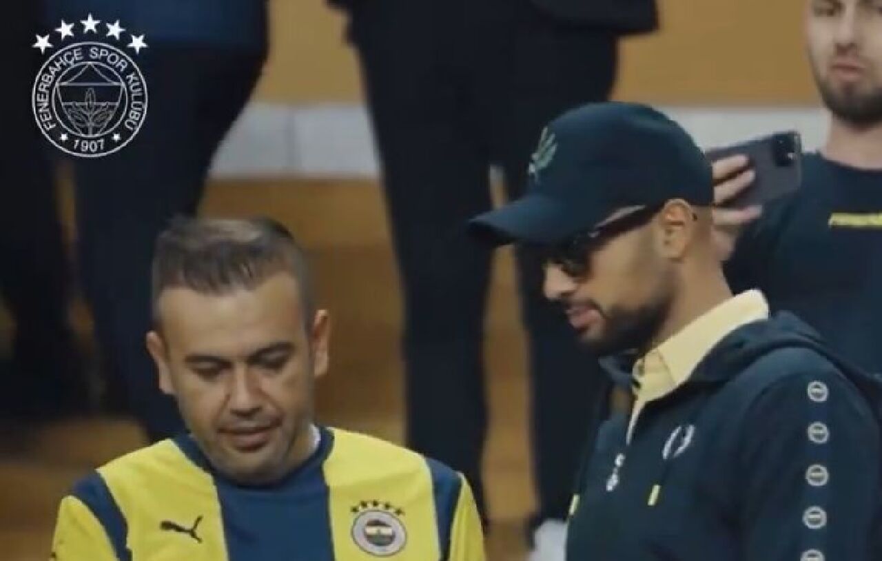 fenerbahcenin-yeni-yildizi-sofyan-amrabat-taraftarlarin-icinde-mac-izledi-onu-kimse-fark-etmedi-17251960918652-1-1.jpg