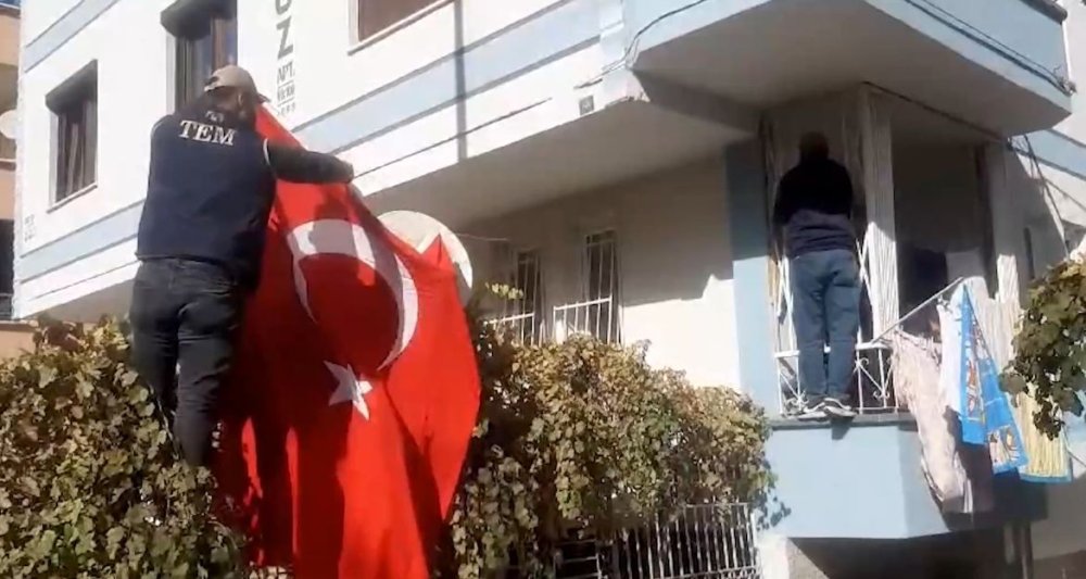 Yıpranan bayrağı öpen çocuğa polislerden yeni bayrak hediyesi