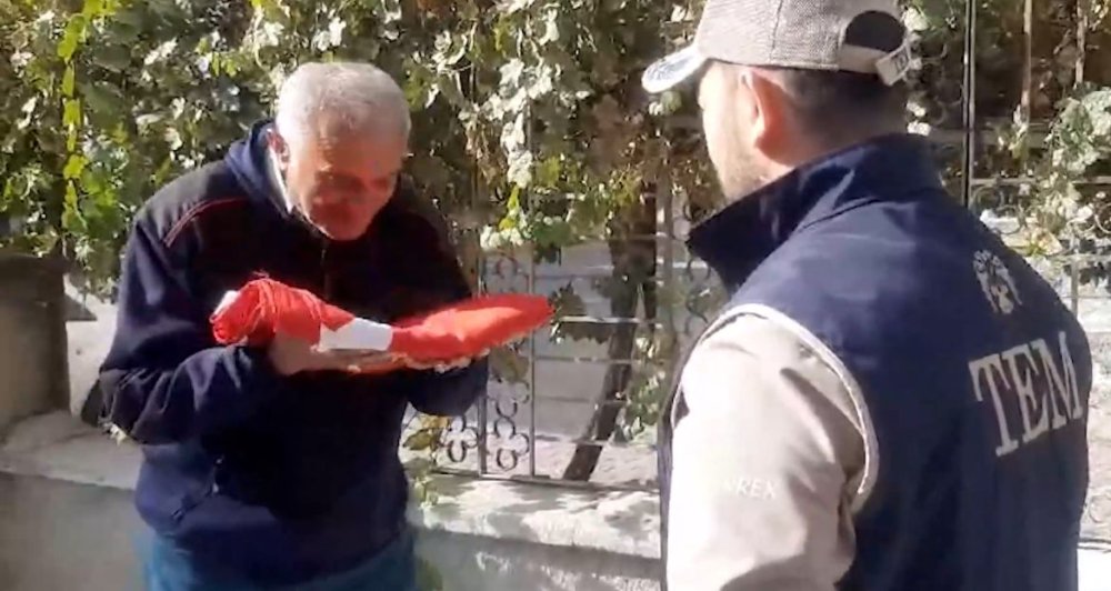 Yıpranan bayrağı öpen çocuğa polislerden yeni bayrak hediyesi