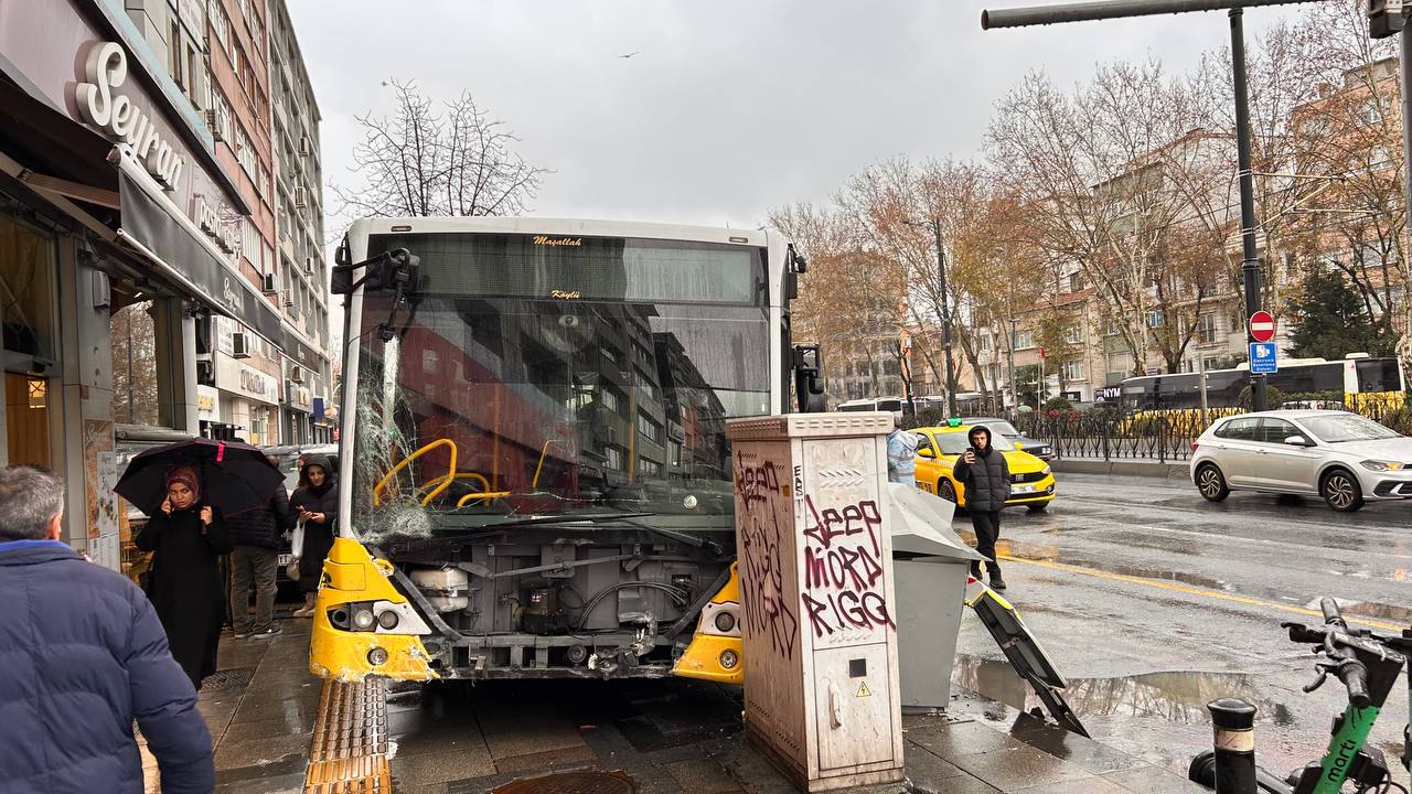 istanbul-fatihte-iett-otobusu-4-araca-480928-142221.jpg