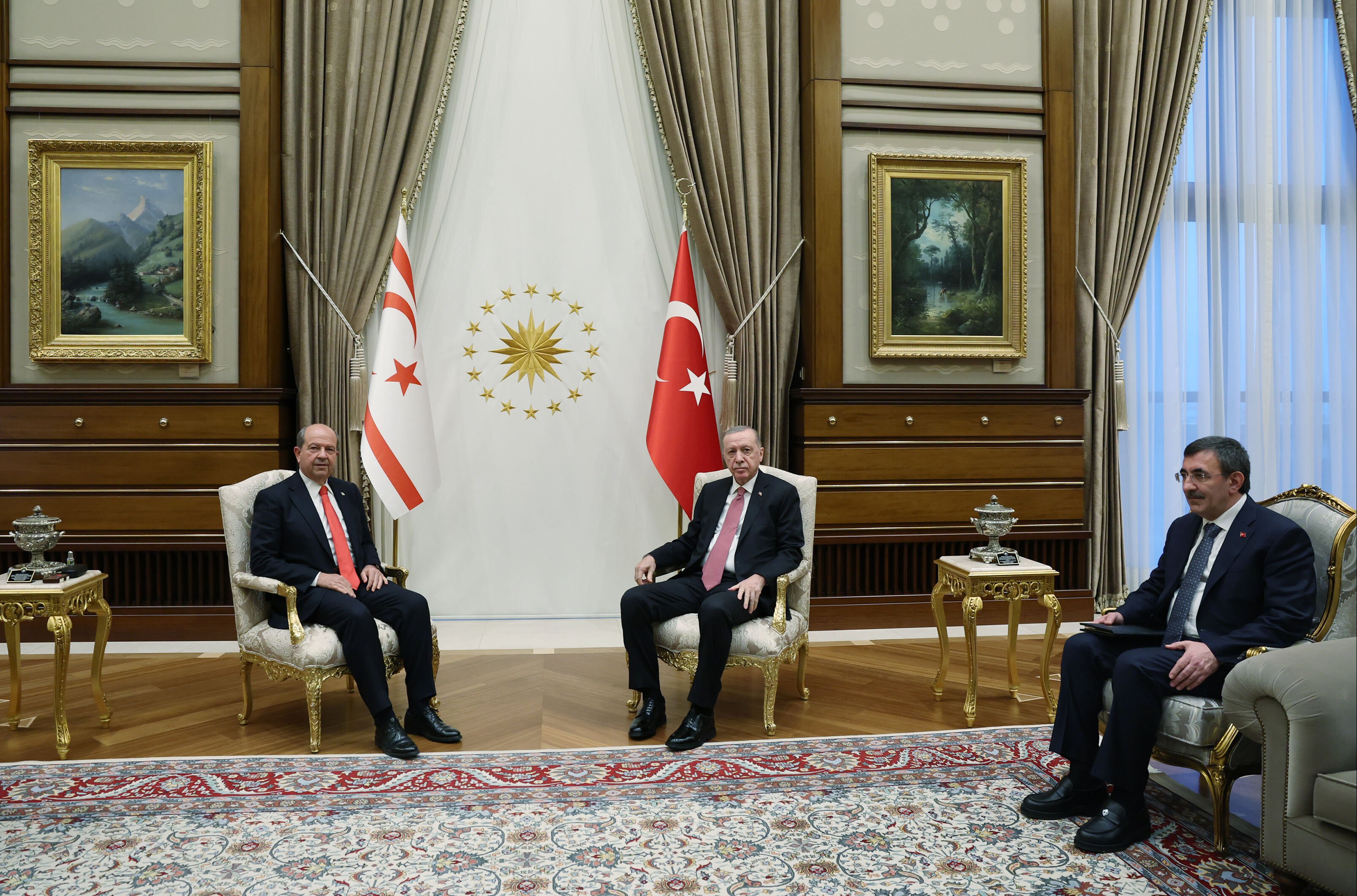 cumhurbaskani-erdogan-kktc-cumhurbaskani-tatar-ile-gorustu-1735138474245-1.jpg