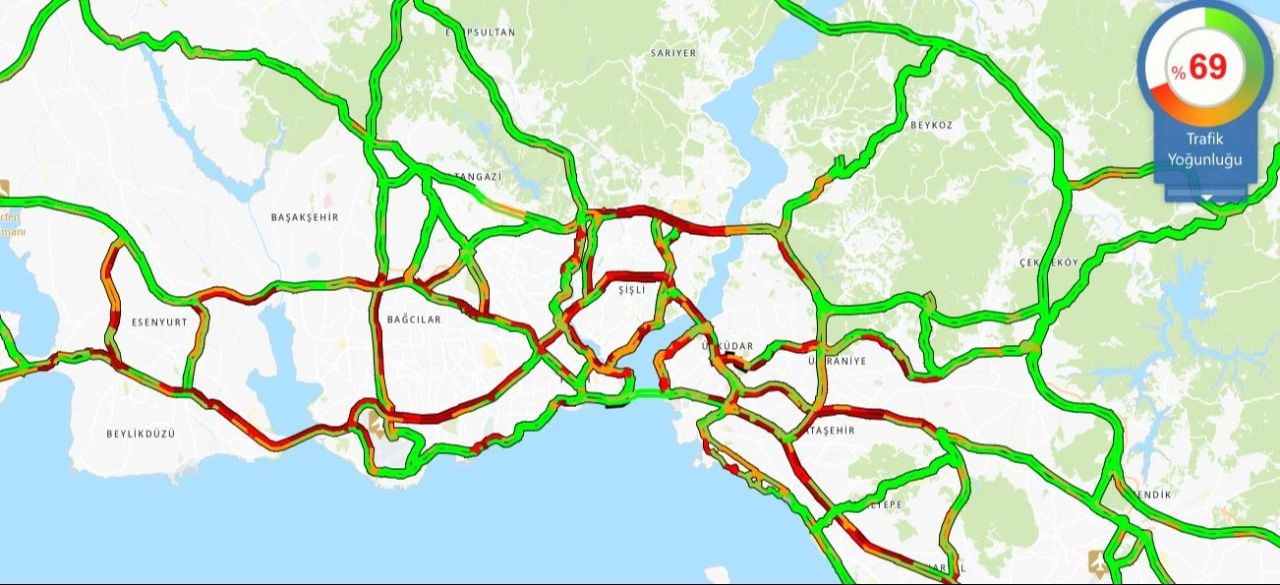 istanbulda-yilbasi-telasi-trafik-haritasi-kirmiziya-boyandi-istiklal-caddesinde-adim-atacak-yer-yok-17356568567989-2-1.jpg