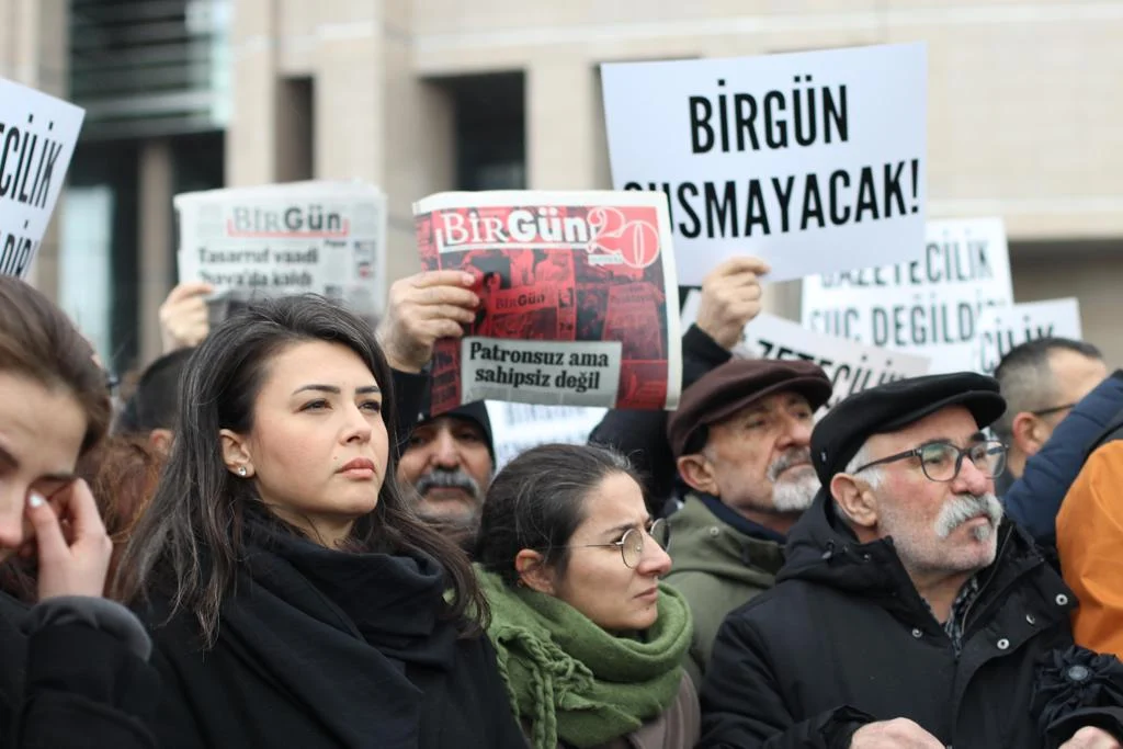 birgun-calisanlari-gozaltinda-basin-meslek-orgutleri-sendikalar-ve-okurlarimiz-caglayan-da-toplandi-1.webp