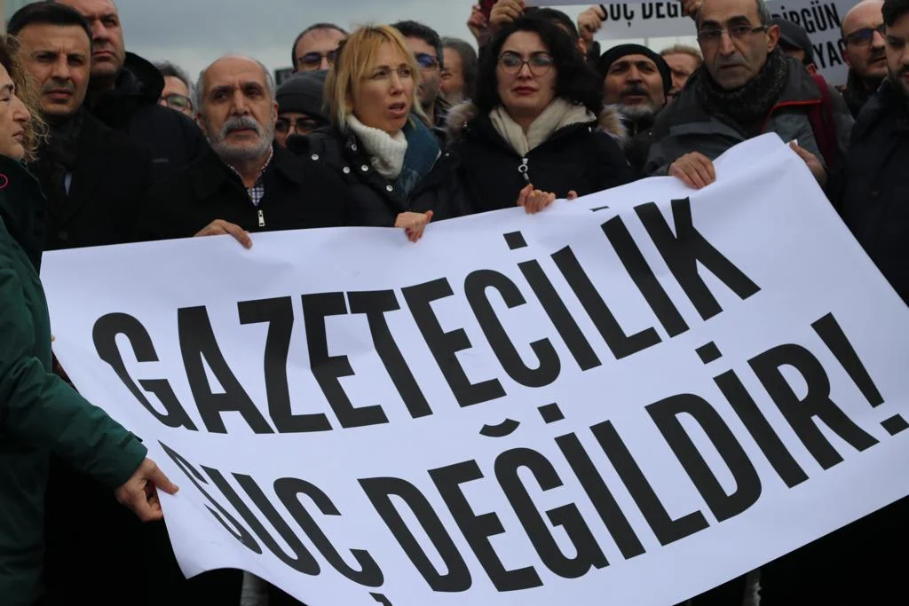 birgun-calisanlari-gozaltinda-basin-meslek-orgutleri-sendikalar-ve-okurlarimiz-caglayan-da-toplandi-2.webp