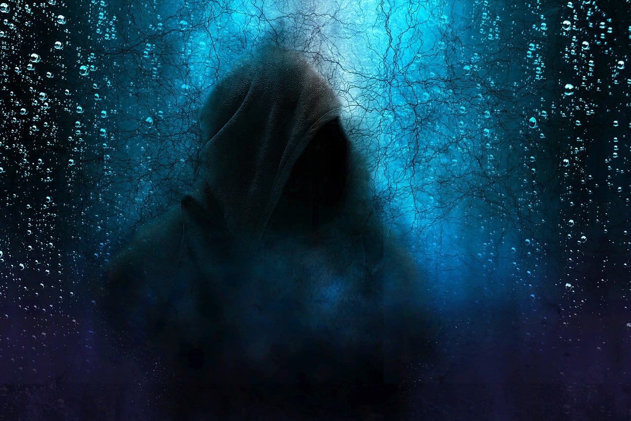 hooded-man-2580085-1280.jpg