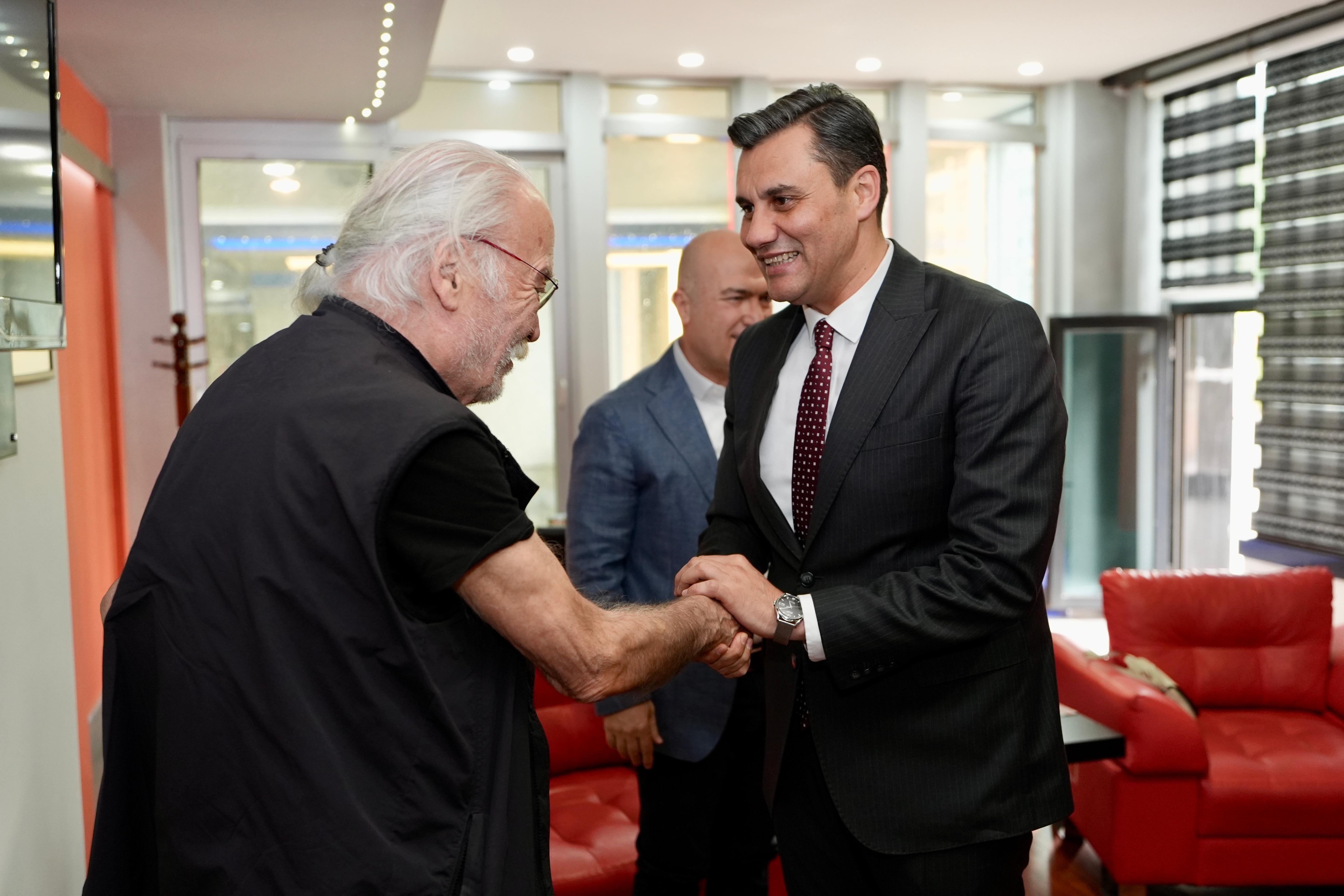 yeni-kusak-koy-enstitululer-derneginin-2025-aydinlanma-onur-odulu-cahit-berkayin-7.jpeg