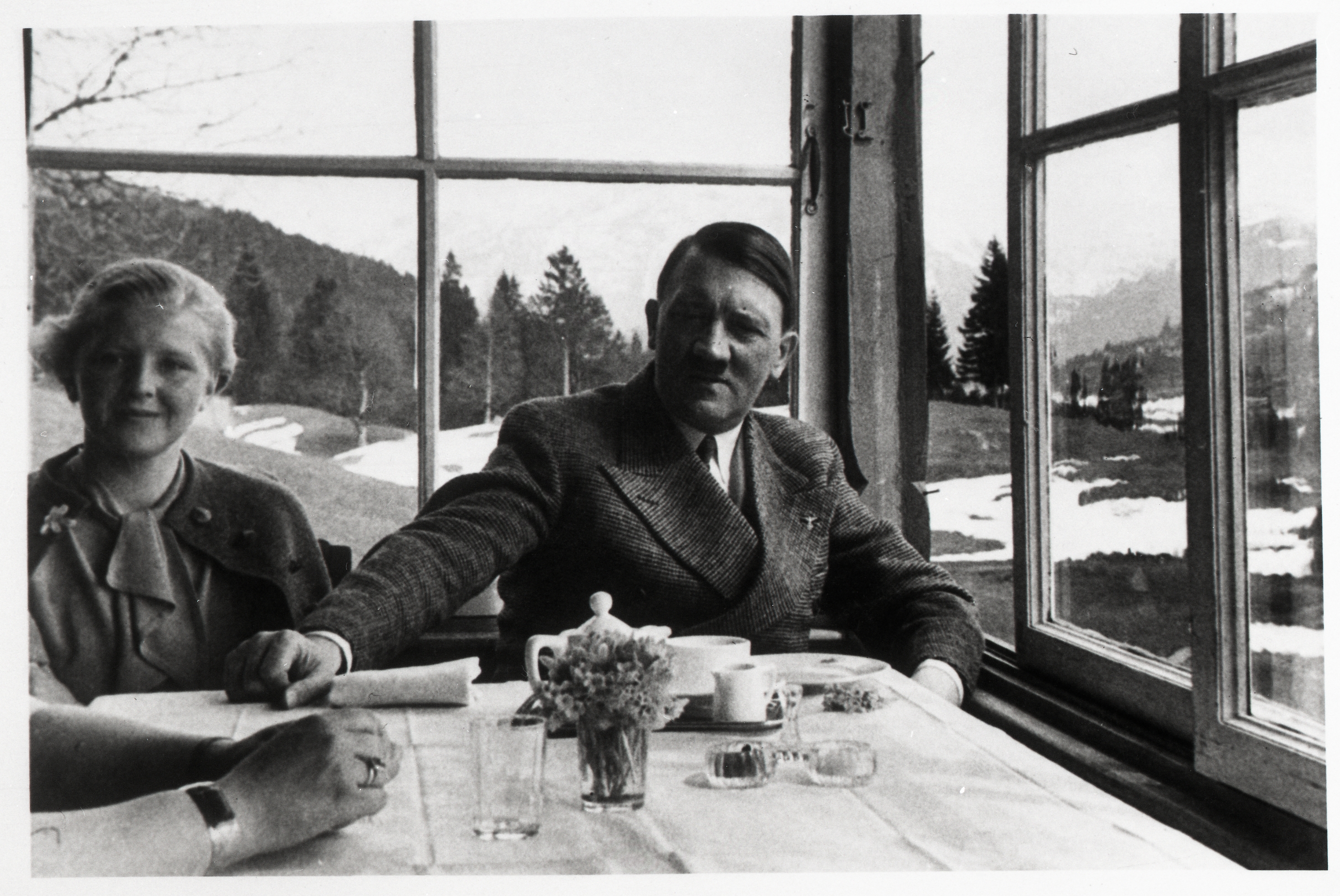 adolf-hitler-taking-tea-with-eva-braun-in-bavaria-april-1935-1-of-5-id-242-eb-9-25a.jpg