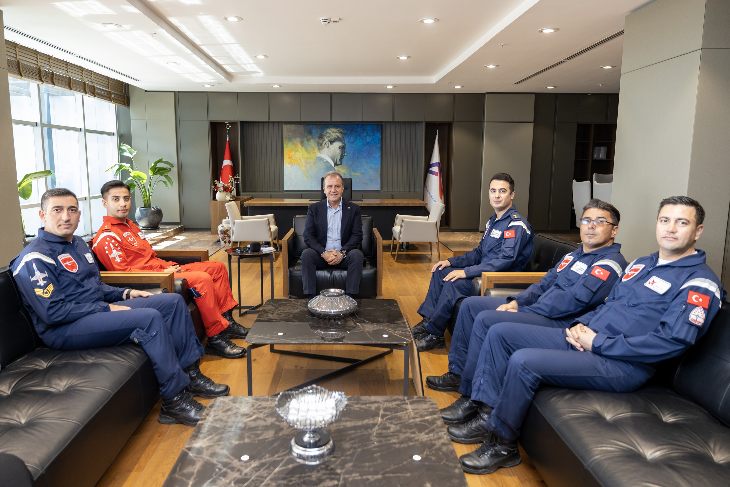 turk-yildizlari-ekibinden-baskan-secere-ziyaret-1.jpg