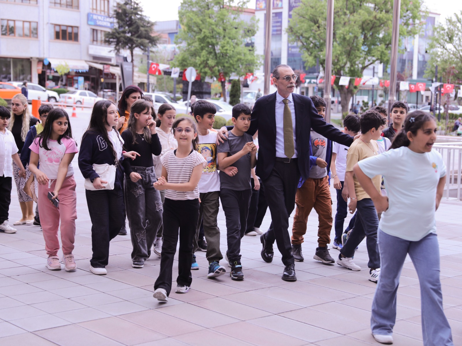 diyarbakirdan-gelen-ogrenciler-baskani-ziyaret-etti-16.jpeg