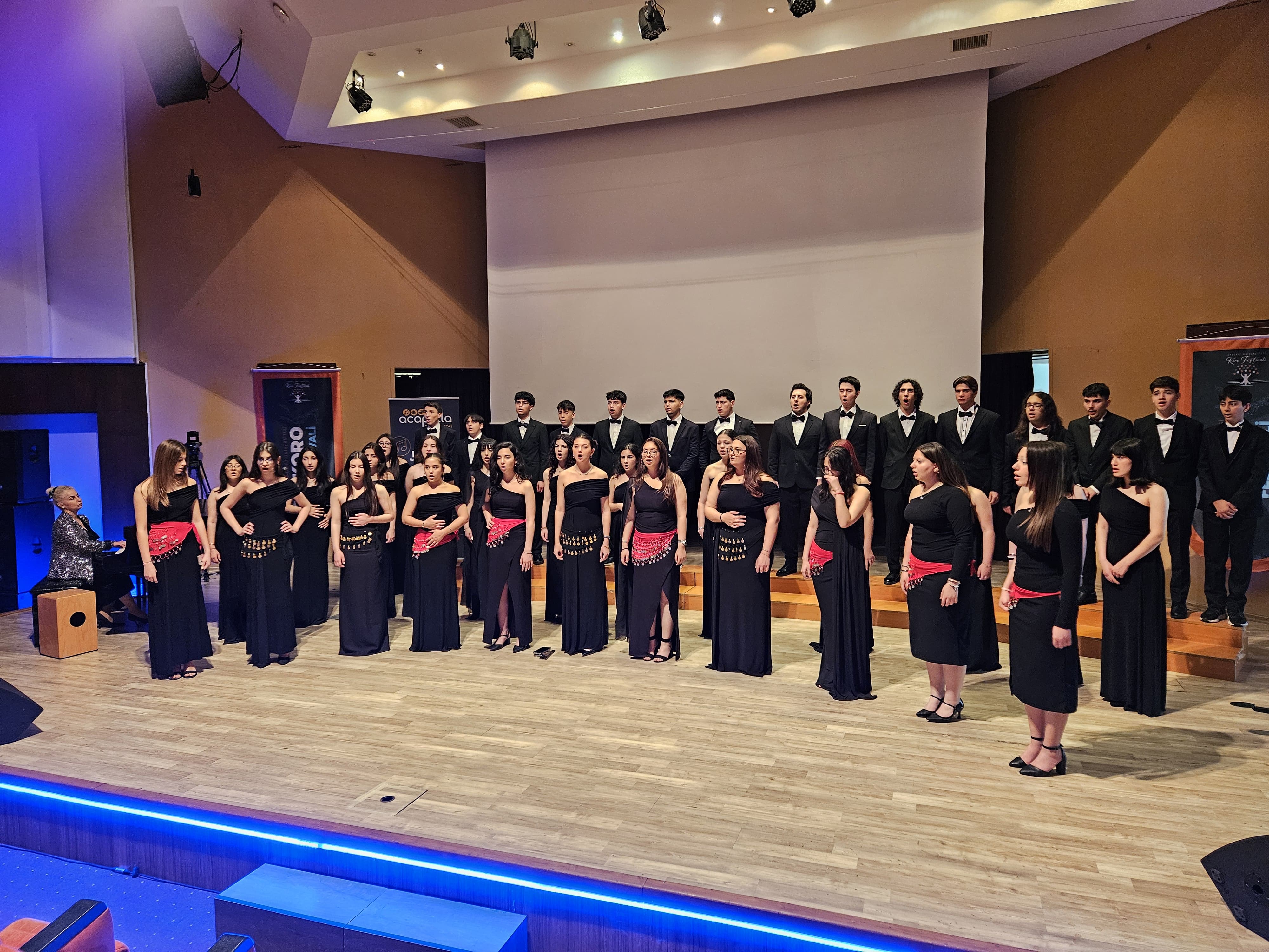 manisa-buyuksehir-belediyesi-cok-sesli-genclik-korosuna-antalyada-odul-1.jpeg