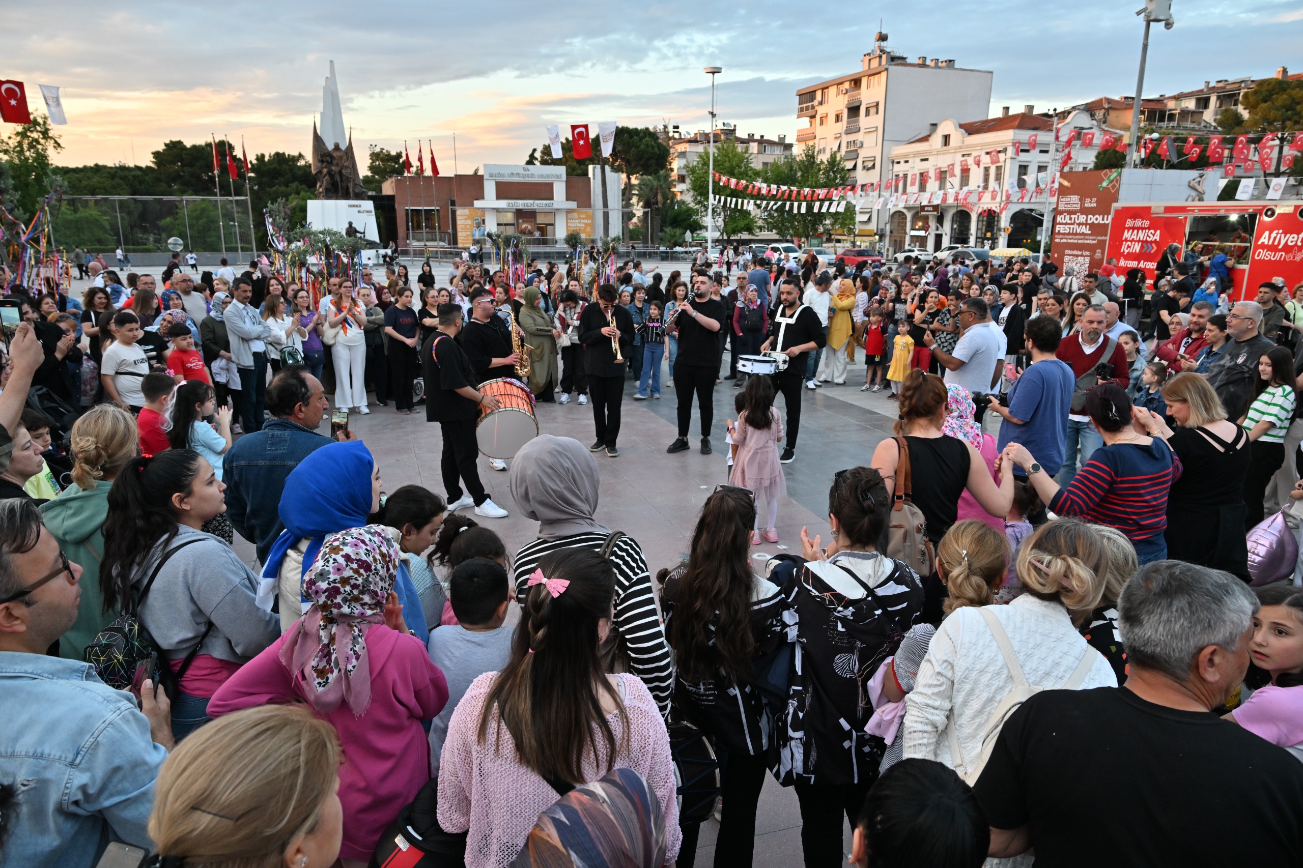 manisada-baharin-gelisi-hidirellez-senligi-ile-kutlandi-1.jpeg