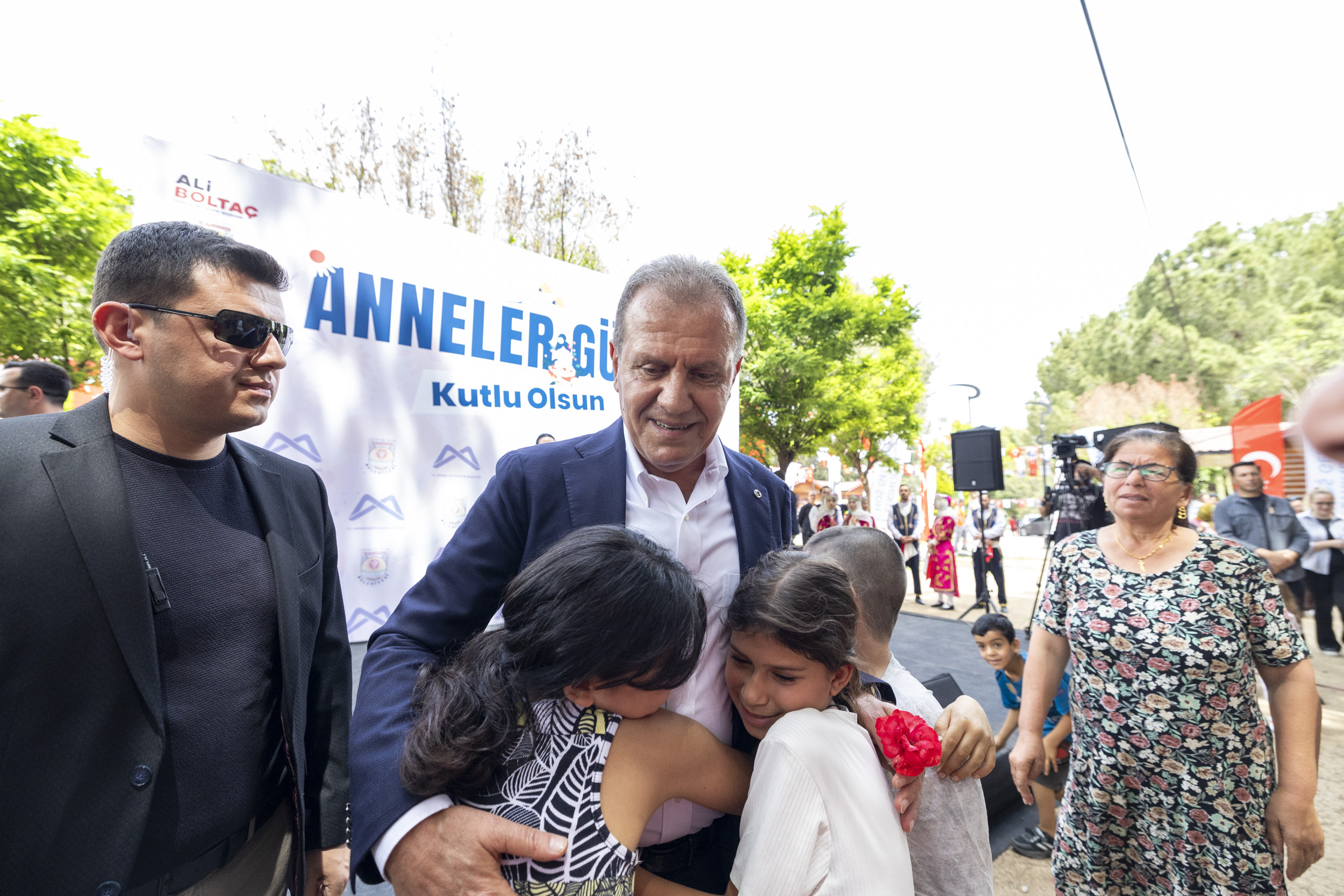 mersin-buyuksehir-belediyesinden-unutulmaz-anneler-gunu-etkinligi-4.jpg