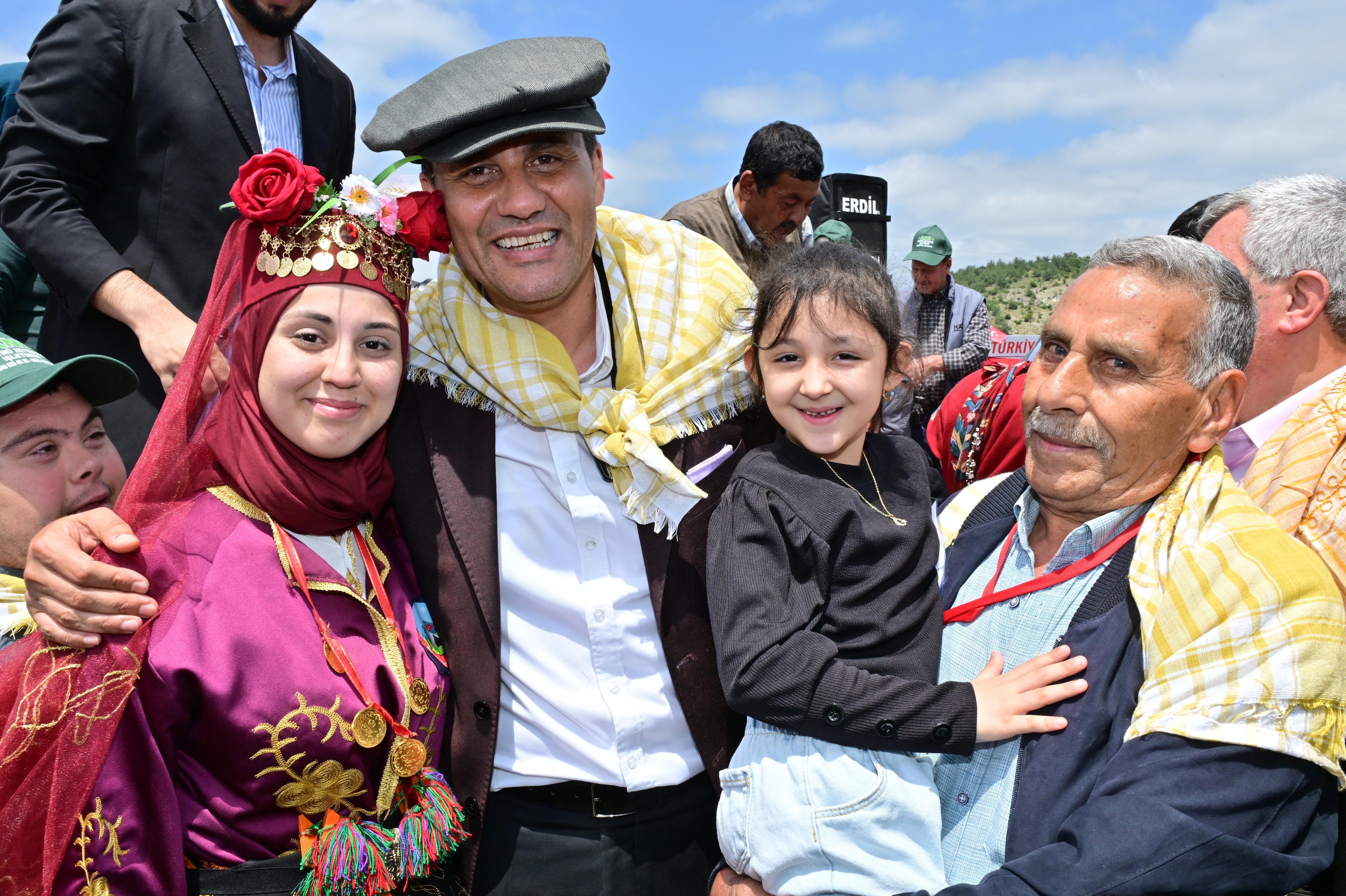 baskan-zeyrek-akhisarda-yorukler-ve-turkmenler-derneginin-senligine-katildi-12.jpeg
