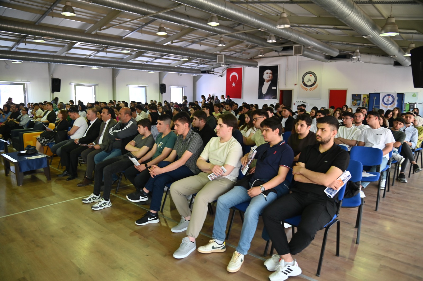 buyuksehirden-universite-tanitim-gezisiyle-ogrencilere-kariyer-destegi-9-001.jpeg