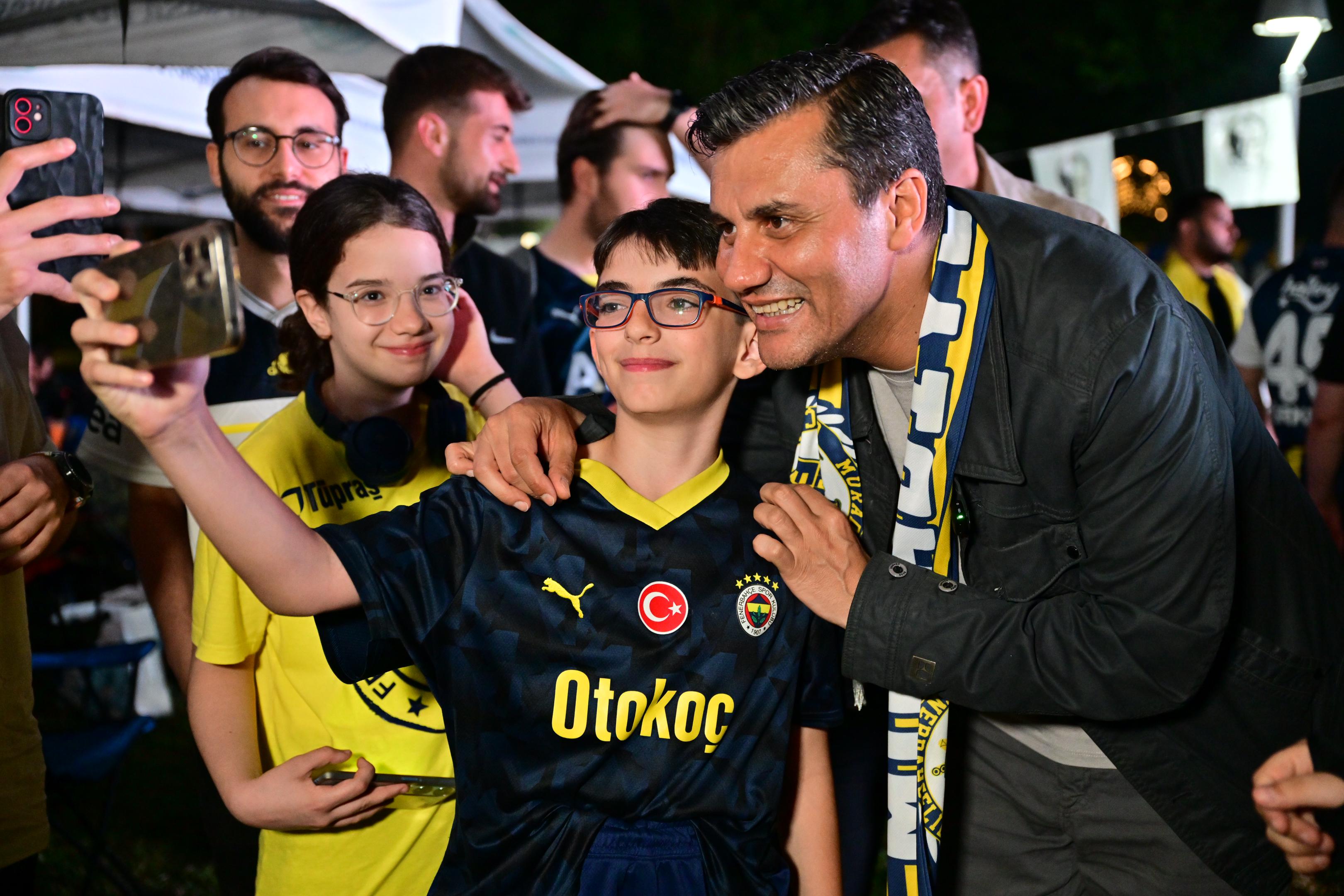 manisalilar-finali-baskan-zeyrekle-birlikte-izledi-1.jpeg