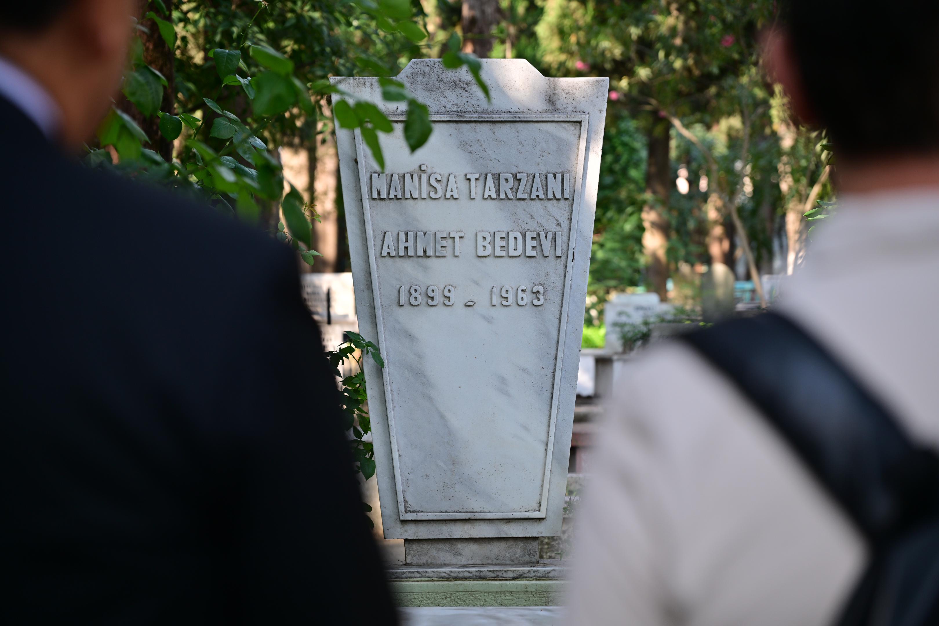 manisa-tarzani-ahmet-bedevi-mezari-basinda-anildi-2.jpeg