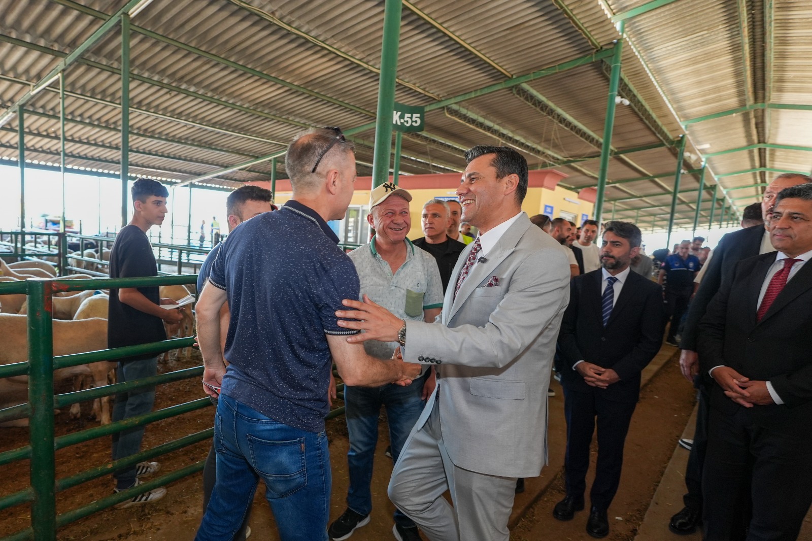 baskan-zeyrek-canli-hayvan-borsasini-ziyaret-etti-3.jpeg