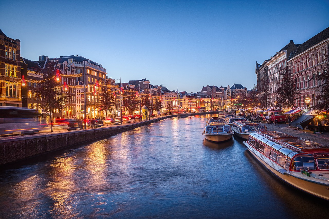 amsterdam-canal-5488271-1280.jpg