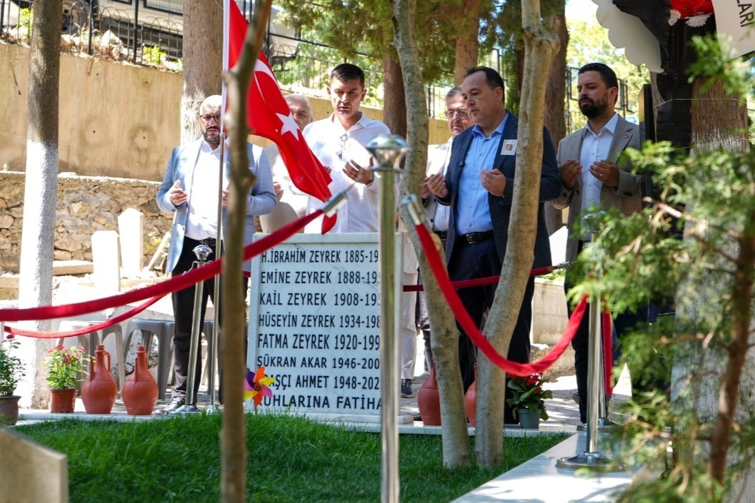 nese-gulersoy-ve-mete-erdem-mezarlari-basinda-anildi-8.jpeg