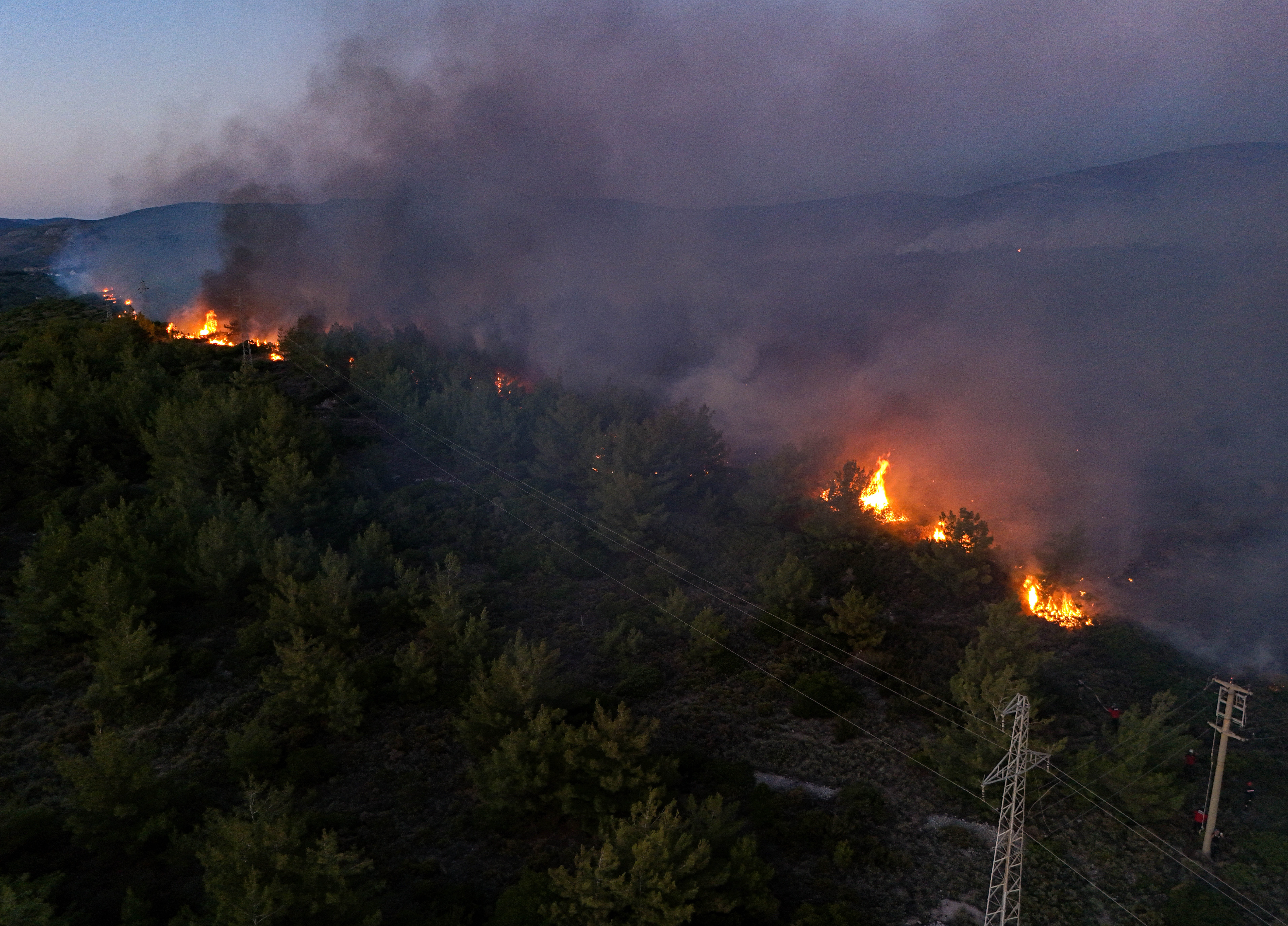 aa-20250703-38463410-38463407-izmirin-cesme-ilcesinde-cikan-orman-yanginina-mudahale-suruyor.jpg