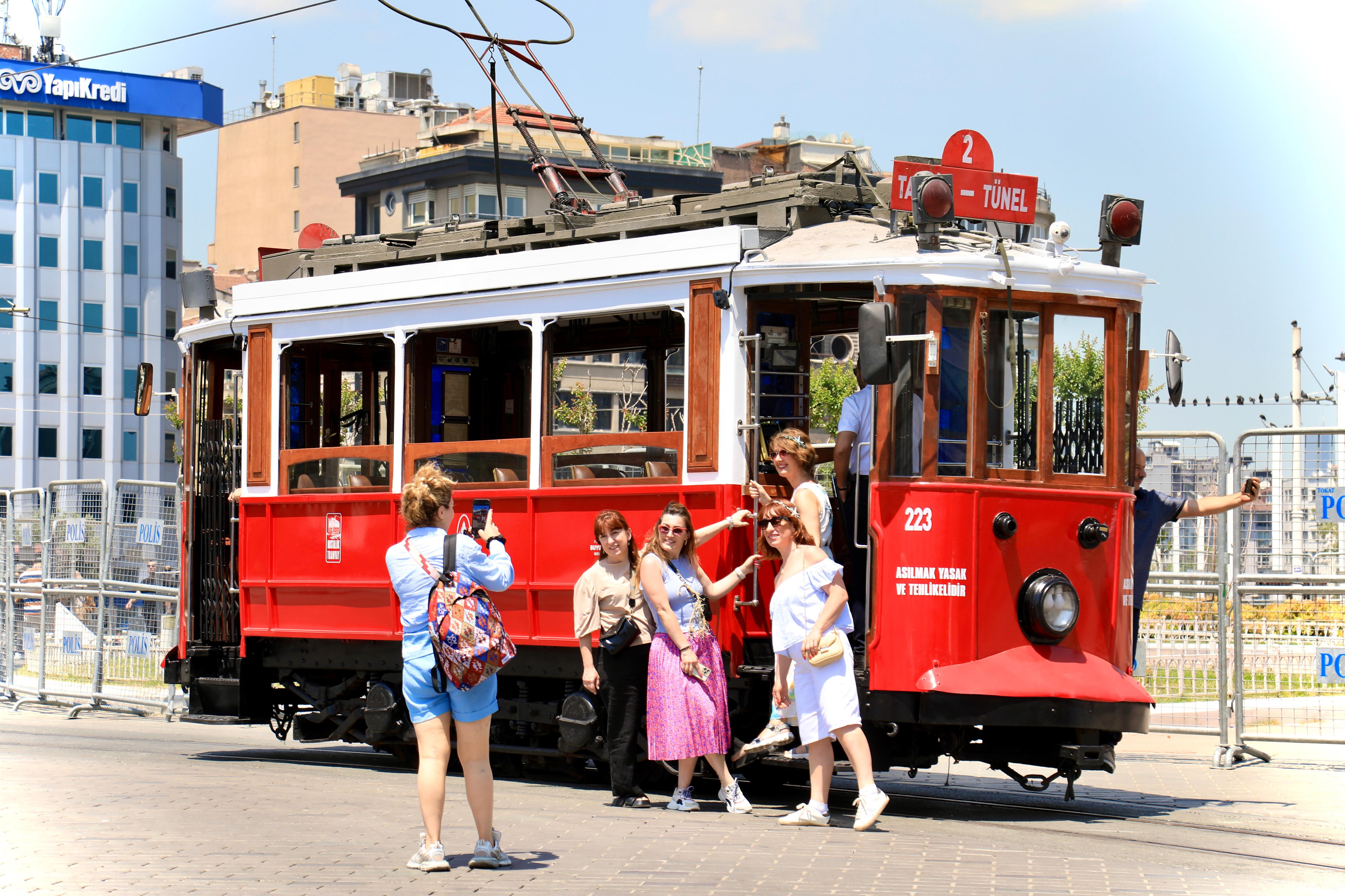 stanbulun-tarihi-nostaljik-tramvayi-yenilendi-1.jpeg