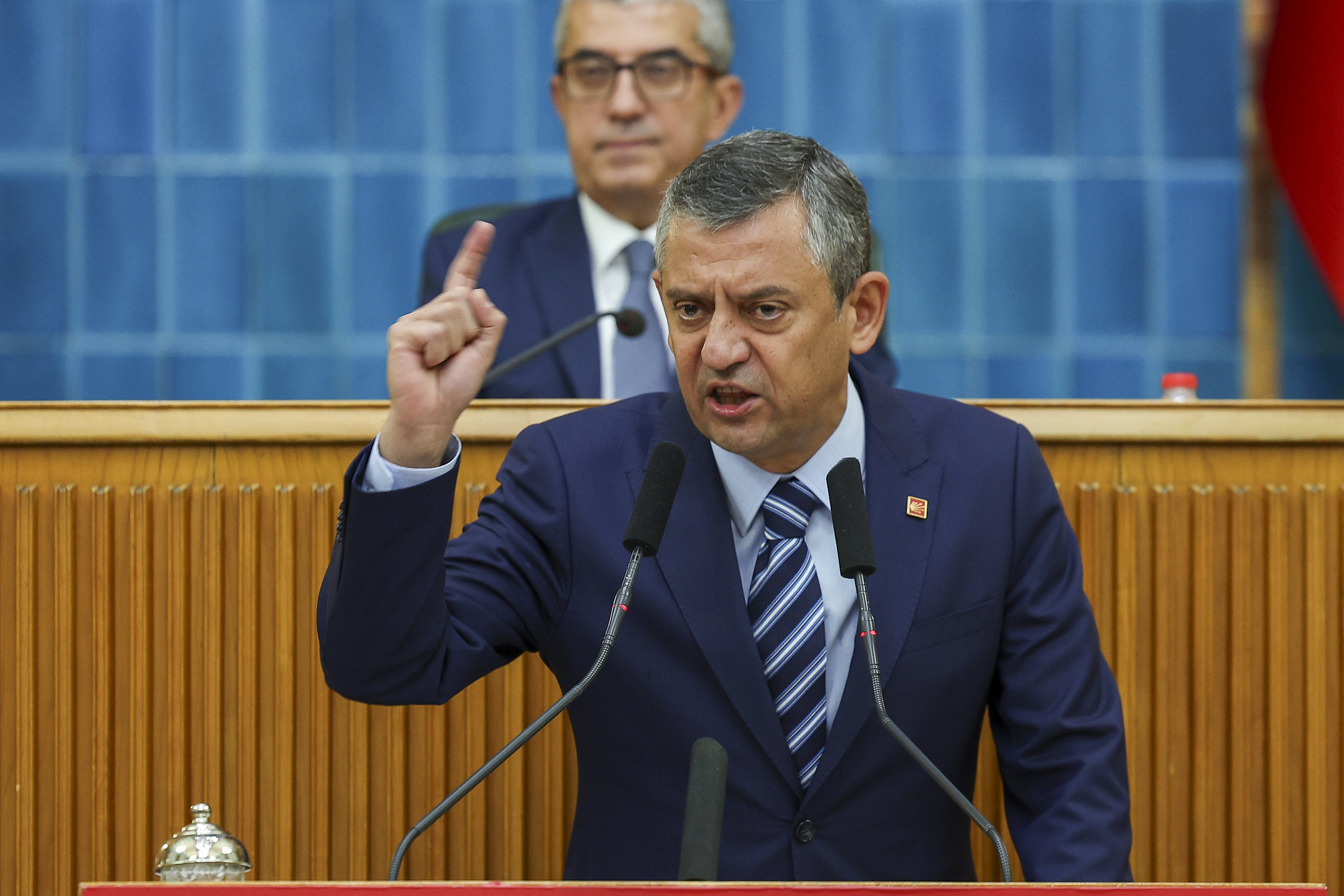 akpnin-gectigi-tek-yuzde-ozgur-ozel.jpg