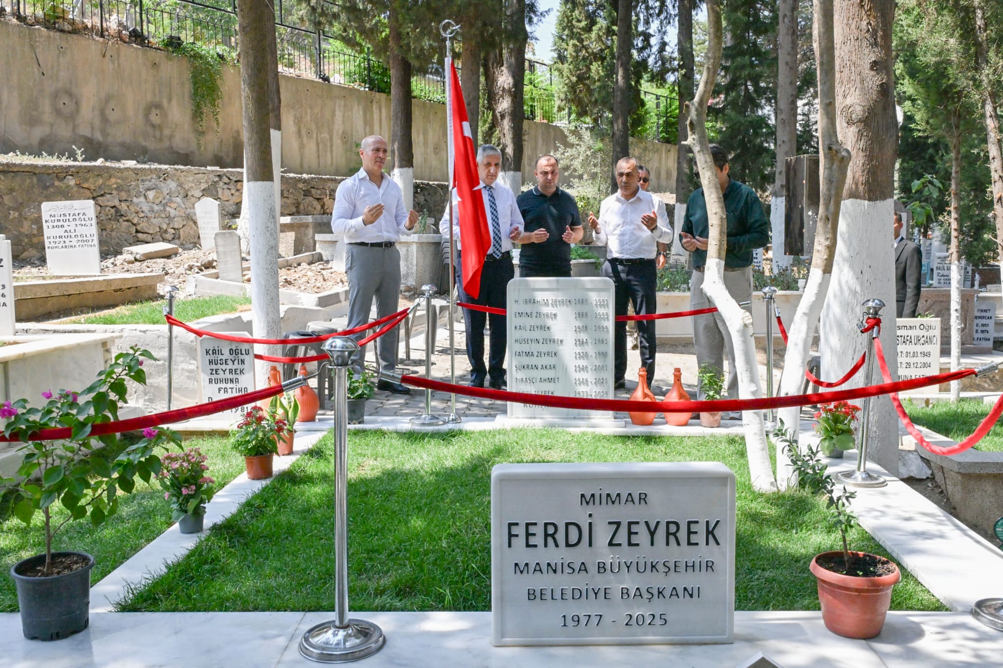 merhum-baskan-ferdi-zeyrek-vefatinin-52-gununde-dualarla-anildi-10.jpeg