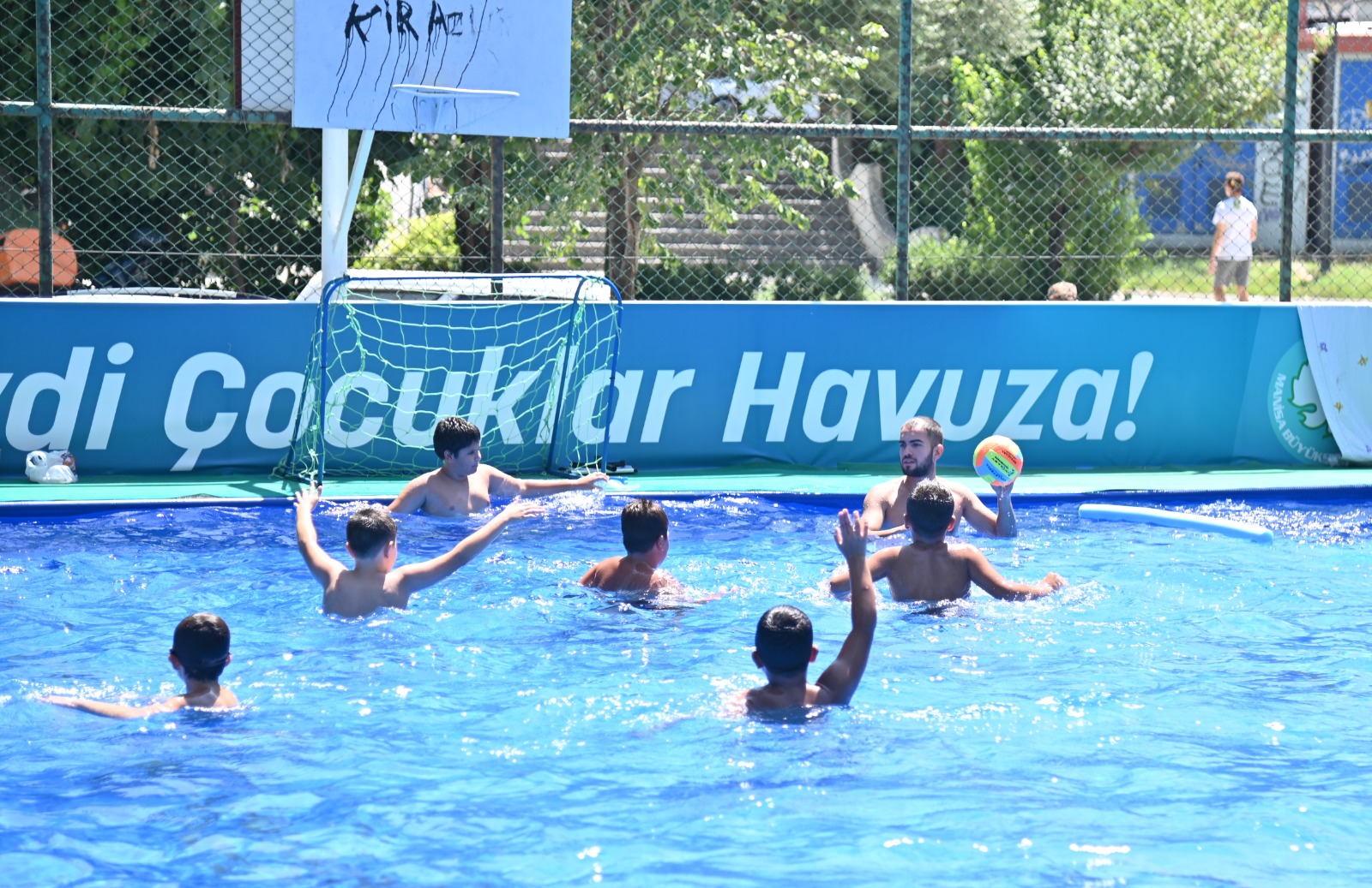 manisada-cocuklar-buyuksehirin-portatif-havuzlarinda-serinliyor-1.jpeg